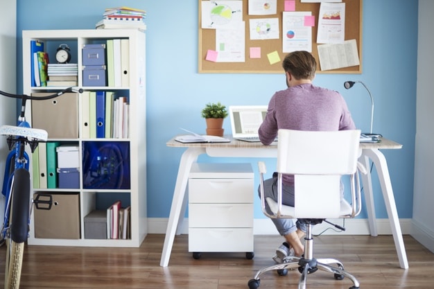 5 πρακτικές συμβουλές διακόσμησης για ένα όμορφο Home office